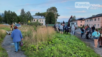 Полицейский УАЗ в Карелии снес опору ЛЭП и дорожный знак