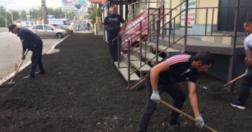В Нижнем Тагиле по поручению мэра города ремонтируют проблемный тротуар на Тагилстрое