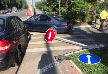 В Белгороде сбитый автомобилистом дорожный знак травмировал пешеходов
