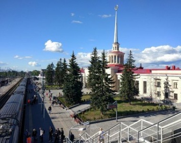 В Петрозаводске сегодня начался демонтаж пешеходного моста у железнодорожного вокзала