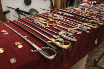 Музею под Белгородом подарили изъятые у контрабандистов награды и оружие