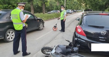 В Екатеринбурге 13-летний подросток на скутере попал в ДТП с двумя иномарками