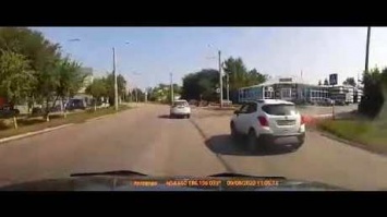 Автомобиль въехал в припаркованную машину в кузбасском городе