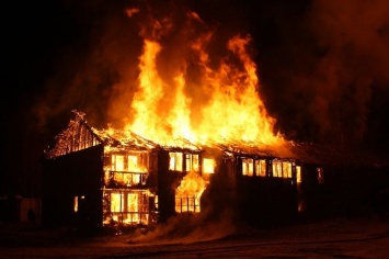 Выпрыгнувший с ребенком на руках из окна горящего дома мужчина погиб в Подмосковье