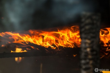 Японская иномарка загорелась ночью в Кузбассе