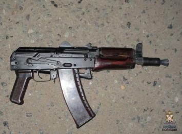 Москвич стрелял из макета автомата Калашникова возле ТЦ в Омске