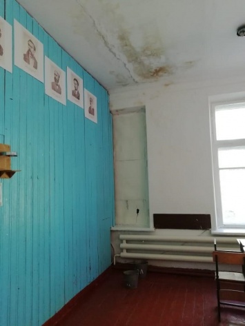 Алтайская школа ждет нового учебного года с протекающей крышей и проваливающимися туалетами
