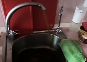 Жители Белогорска жалуются на «черную» воду из-под крана