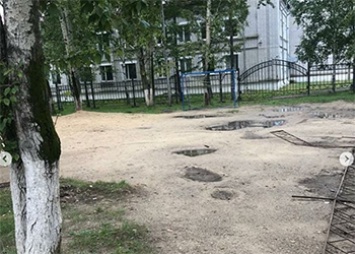 За полмиллиона в Циолковском сделали двор с ямами и «лежачим» забором