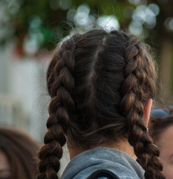 Доктор из РФ заявила об опасности заплетенных кос у школьниц
