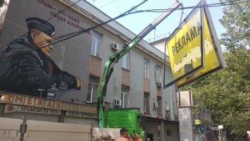 В центре Симферополя на месте снесенного билборда разбили клумбу, - ФОТОФАКТ