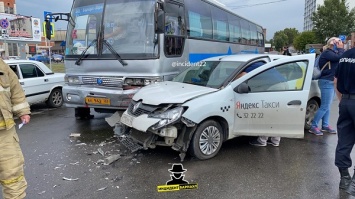 Сразу две серьезные аварии с участием такси парализовали движение транспорта в Барнауле