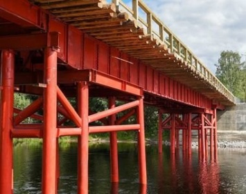 Мост в поселке Хийденсельга капитально отремонтировала скандально известная компания