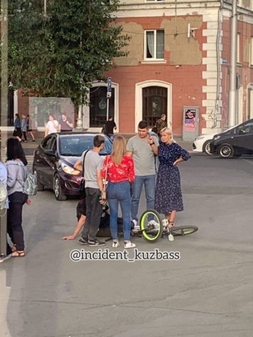 Велосипедист попал под колеса автомобиля в центре Кемерова