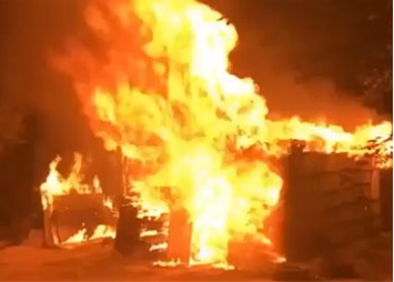 Три деревянных сарая поздно вечером горели в Благовещенске