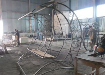 В Амурской области заключенные делают качели и мангалы