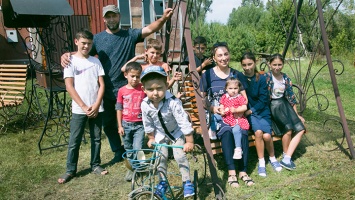 «Мы никогда не просили помощи». История многодетной семьи из Алтайского края