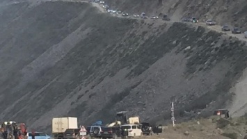 На опасном перевале Кату-Ярык образовалась пробка из автомобилей туристов