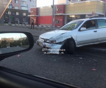 Столкновение двух машин перед "зеброй" в Новокузнецке попало на камеру
