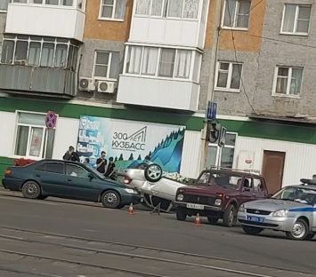 Машина опрокинулась на крышу в результате ДТП в центре кузбасского города