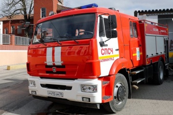 Из-за пожара в ремонтном цехе на Суворова эвакуировали 20 человек