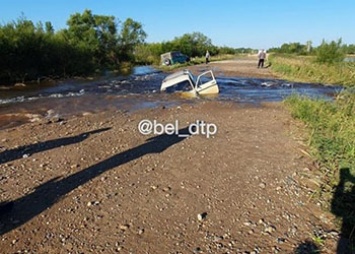 В Белогорском районе авто утонуло на размытой дороге