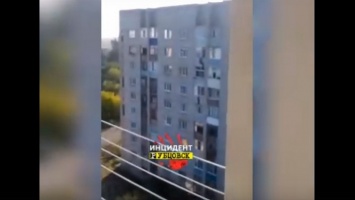 Алтайские следователи проверят случай с ребенком, повисшим на балконе