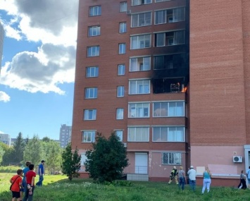 Квартира в многоэтажке загорелась на глазах кемеровчан