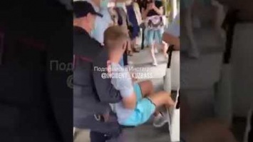 Полицейские в Кемерове силой вытолкали антимасочника из трамвая