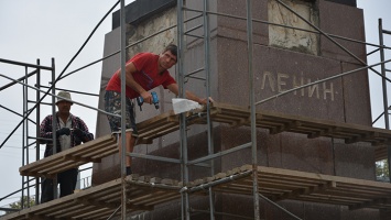 В Рубцовске ремонтируют памятник Владимиру Ленину