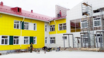Виктор Томенко проверил, как достраивают школу в Усть-Волчихе
