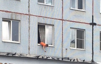 Ребенок свисал из окна многоэтажки в Кемерово