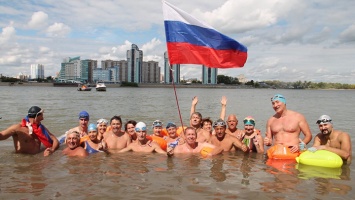 Алтайский морж переплыл Обь с флагом России в руке