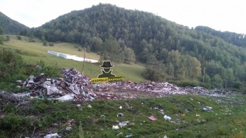 На природе в горах Алтая нашли огромные груды мусора
