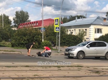 Иномарка сбила человека на "зебре" возле кемеровского вокзала