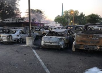 В ходе беспорядков в США сожгли автосалон со 100 машинами
