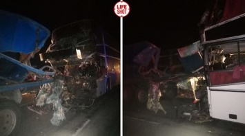 Пассажирский автобус и "КамАЗ" столкнулись в Калмыкии: есть жертвы