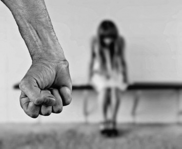 Общественник РФ предложил упразднить понятие "семейное насилие" в отношении несовершеннолетних
