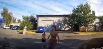 Женщина с ребенком бросается под машины в Белгороде