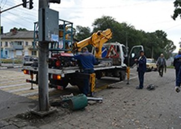 В Белогорске лихачи снесли урны и повредили светофор