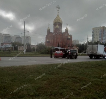 Внедорожник столкнулся с легковушкой возле собора в Кемерове