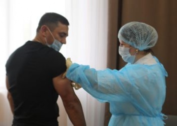 Мэр Благовещенска Олег Имамеев сделал прививку от гриппа