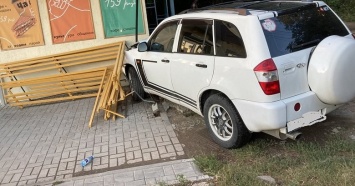 "За кофейком": в Симферополе автомобиль врезался в угол дома, - ФОТО