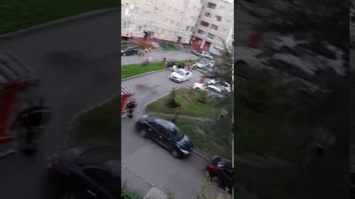 Автомобилистка в Кемерове после наезда на припаркованные машины врезалась в многоэтажку