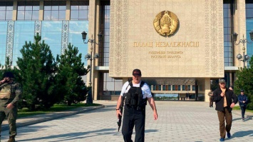 Пользователи Сети высмеяли новое фото Лукашенко с оружием