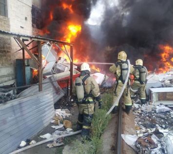 МЧС-ники потушили сильный пожар в районе Симферопольской ТЭЦ, - ФОТО