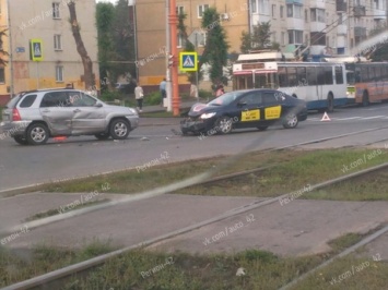 Автомобили столкнулись на перекрестке в центре Кемерова