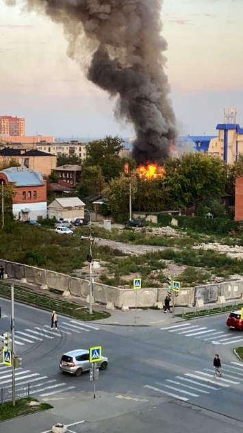 В центре Барнаула сгорел двухэтажный деревянный дом