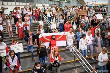 "Cплоченность": Госдеп оценил преобладание бело-красного флага на митингах в Белоруссии