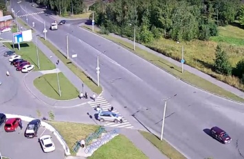 В Петрозаводске водитель внедорожника сбил пешехода на переходе и проехал по нему (ВИДЕО)